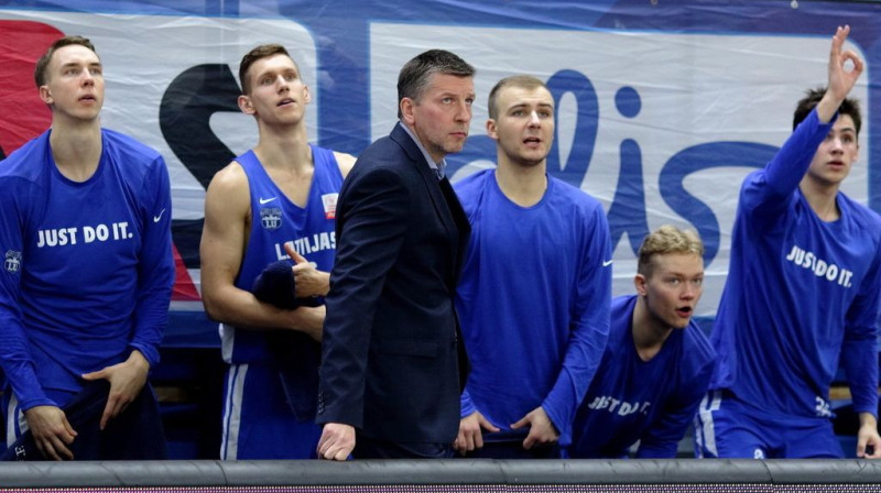 Galvenais treneris Guntis Endzels ar LU basketbolistiem. Foto: Siim Semiskar