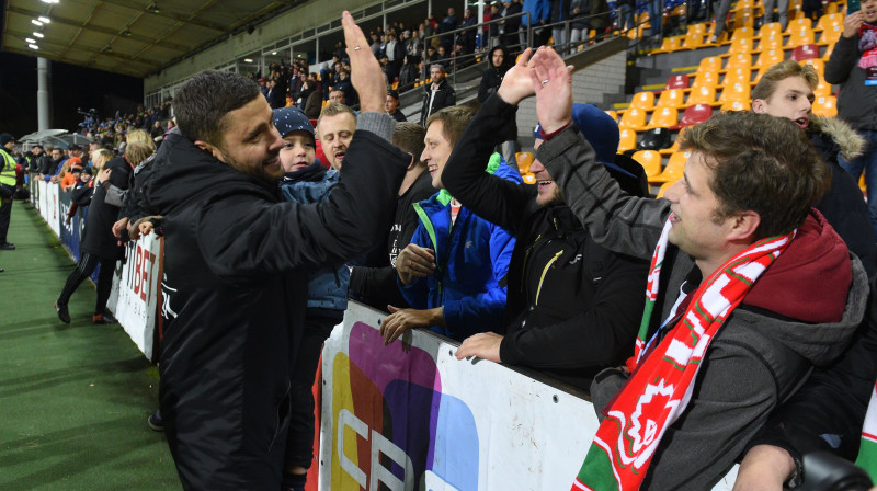 Māris Verpakovskis ar FK "Liepāja" līdzjutējiem. Foto: Romāns Kokšarovs/f64