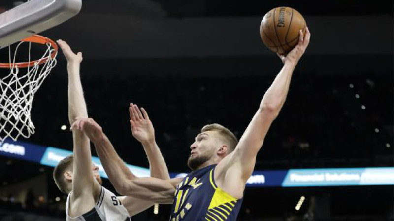 Dāvis Bertāns un Domants Sabonis. Foto: AP/Scanpix