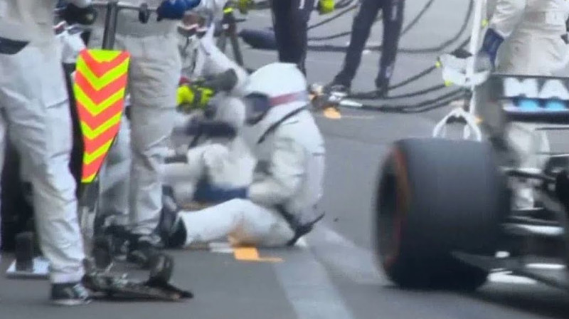 Incidents "Williams" pitstopā. Foto: ekrānšāviņš no Youtube.com