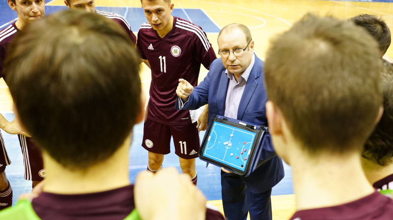 Latvijas telpu futbola izlases galvenais treneris Artūrs Šketovs. Foto: Romāns Kokšarovs/f64