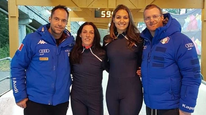 Itālijas izlases treneri Manuels Mahata un Simone Bertaco ar monobobslejistēm. Foto: fisi.org