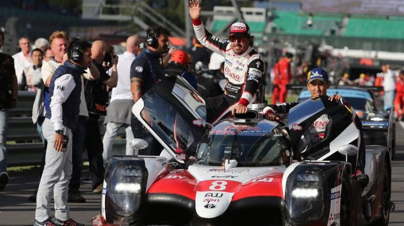 Fernando Alonso ar "Toyota" LMP1 sacīkšu auto. Foto: Toyota Gazoo Racing