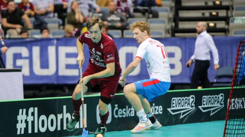 Morics Krūmiņš guva divus vārtus Latvijas izlases labā, saņemot mača vērtīgākā spēlētāja balvu
Foto: Ritvars Raits, Floorball.lv