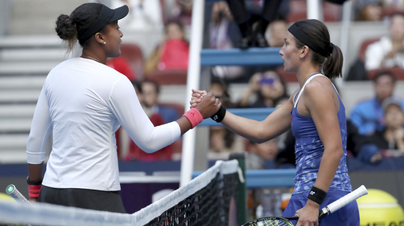 Naomi Osaka un Anastasija Sevastova 6. oktobrī Pekinā. Foto: AP/Scanpix