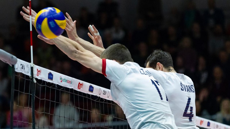 Atvara Ozoliņa un Toma Švāna bloks bija trešā seta galotnes atslēga. Foto: CEV