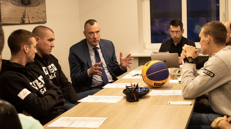 Latvijas 3x3 basketbolisti sarunā ar LOV vadītāju Einaru Fogeli
Publicitātes foto