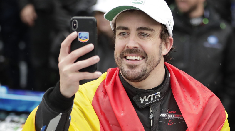 Fernando Alonso pēc uzvaras Deitonas 24 stundu sacensībās. Foto: AP/Scanpix