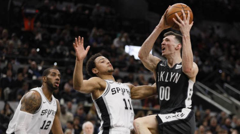 Rodions Kurucs spēlē pret Sanantonio "Spurs". Foto: USA Today Sports/Scanpix