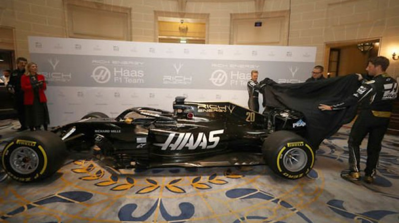 "Haas" komandas jaunā mašīna un jaunās krāsas. Foto: Haas F1