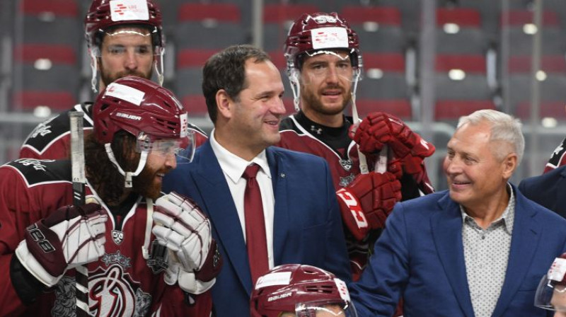 Ģirts Ankipāns komandas centrā un Juris Savickis viņam blakus. Foto: Romāns Kokšarovs/F64