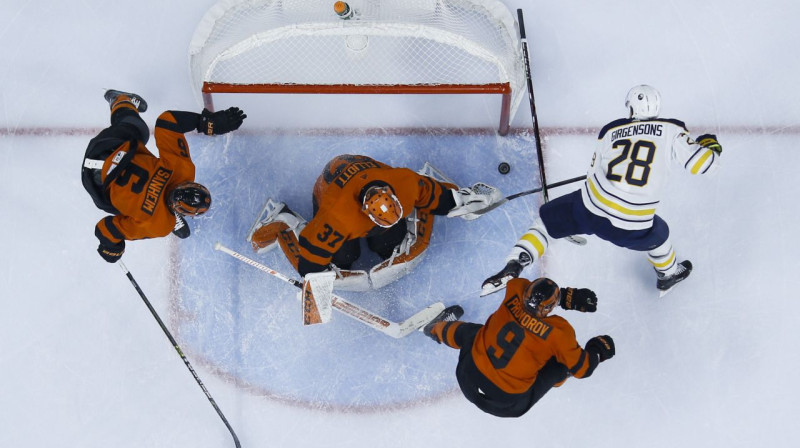 Zemgus Girgensons Filadelfijas vārtu priekšā. Foto: AP / Scanpix