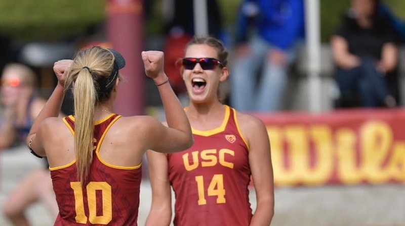 Abrila Bustamante un Tīna Graudiņa. Foto: USC Beach Volleyball