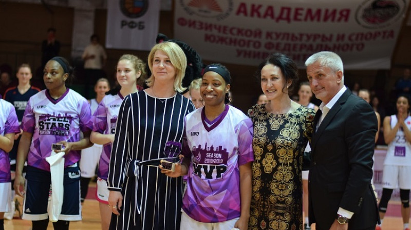 Šeja Pedija 17. martā Rostovā pie Donas ar Olimpiskajām čempionēm Jeļenu Švaiboviču, Irinu Minhu un EWBL prezidentu Igo Zanderu. Foto: EWBL