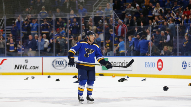 "Blues" spēlētājs Džeidens Švarcs atzīmējās ar trīs vārtiem un vienu piespēli uzvarā pār "Oilers". Foto: AP/Scanpix