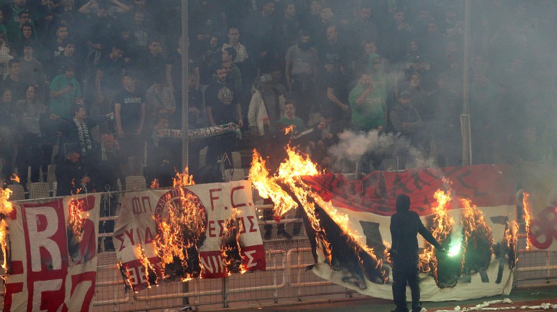 "Panathinaikos" fani dedzina "Olympiacos" karogus. Foto: Reuters/Scanpix