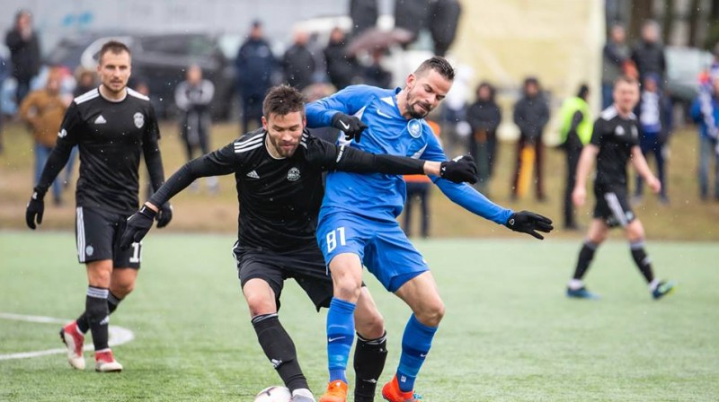 Dmitrijs Hmizs pret Tomāšu Šimkoviču. Foto: Kaspars Volonts, RFS