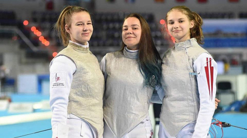 Jekaterina Solodkiha (no kreisās), Emīlija Maslobojeva un Juta Mālniece. Foto: Starptautiskā Paukošanas federācija