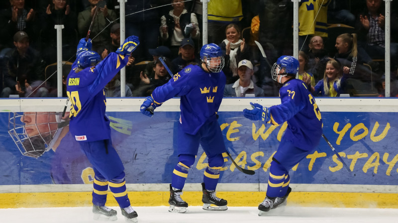 Zviedrijas U18 izlases hokejisti svin vārtu guvumu. Foto: IIHF