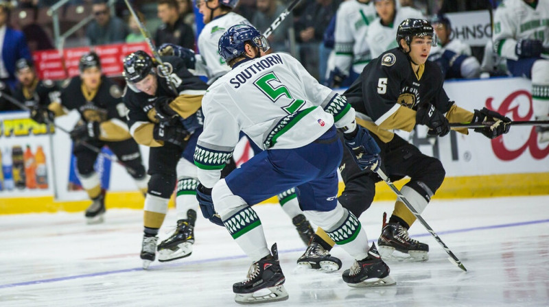 Kristiāns Rubīns (Nr. 5) dodas uzbrukumā cīņā ar Floridas "Everblades". Foto: Newfoundland Growlers