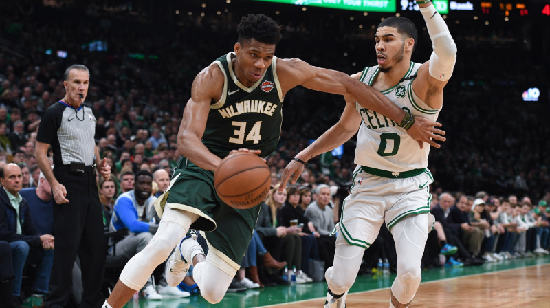 Milvoki "Bucks" līderis Jannis Adetokunbo uzbrukumā Bostonas "Celtics" grozam. Foto: USA TODAY Sports/Scanpix