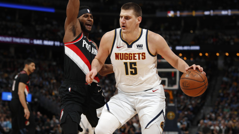 Denveras "Nuggets" līderis Nikola Jokičs uzbrukumā Portlendas "Trail Blazers" grozam. Foto: AP/Scanpix