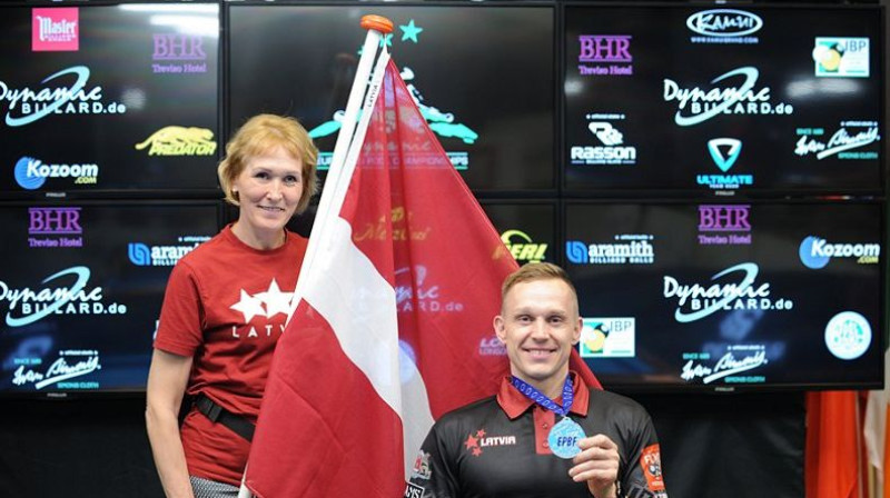 Kaspars Turks (pa labi) ar Eiropas čempionāta medaļu. Foto: lrbf.lv
