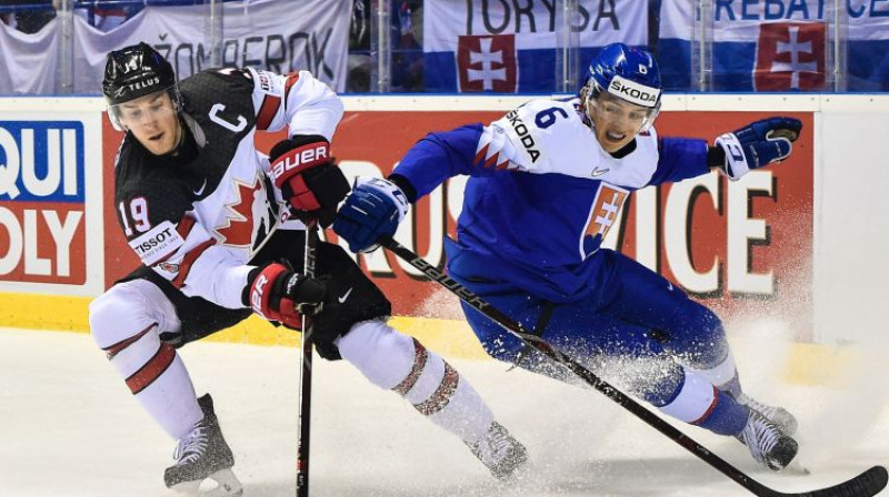 Martins Fehervāri (pa labi) spēlē pret Kanādu. Foto: Laskowski/PressFocus/SIPA/Scanpix