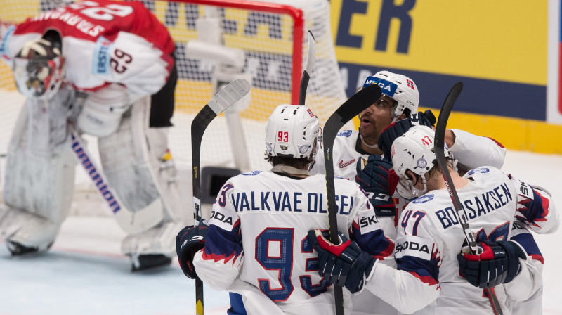 Norvēģijas izlases hokejisti svin vārtu guvumu. Foto: AFP/Scanpix