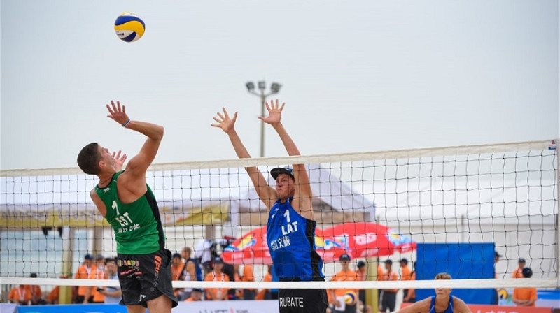 Matīss Gabdulļins blokā. Foto: FIVB