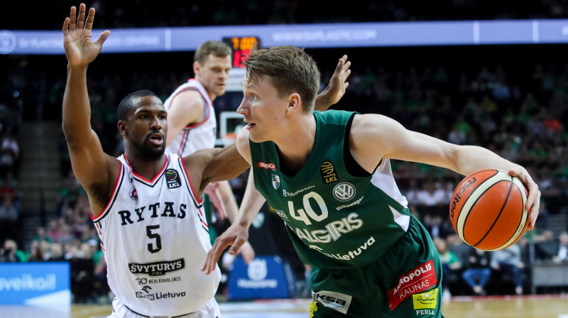 Mariuss Grigonis (Žalgiris) ar bumbu cīņā ar Dereku Nīdhemu (Rytas). Foto: Domantas Pipas/delfi.lt