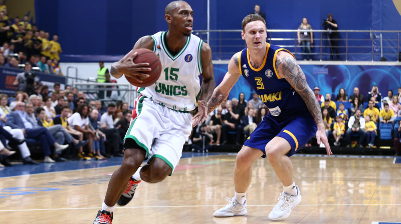 Jānis Timma (Khimki) aizsardzībā pret Džamāru Smitu (UNICS). Foto: VTB līga