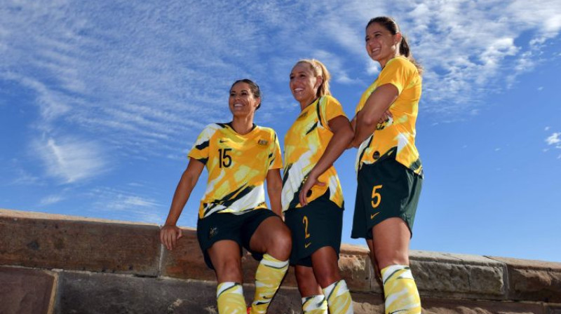 Austrālijas sieviešu izlases futbolists mediju pasākumā Sidnejā pirms izlidošanas uz PK Francijā. Foto: AFP/Scanpix