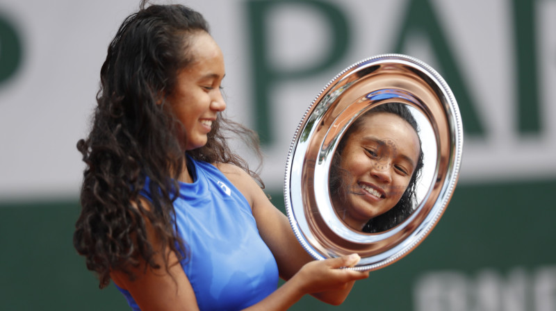 Leila Annija Fernandesa ar "French Open" trofeju. Foto: AP/Scanpix