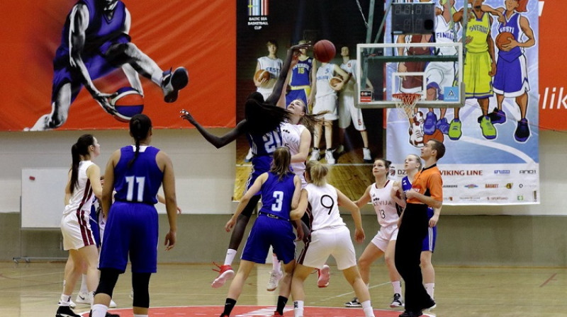 Laura Meldere un Avaka Kuiera tiekas iemetienā. Foto: Siim Semiskar, basket.ee