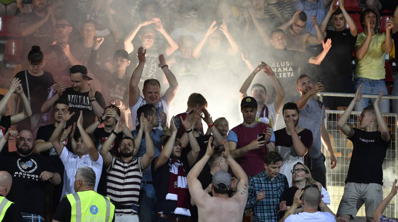 Līdzjutēji spēlē pret Izraēlu. Foto: Romāns Kokšarovs/f64