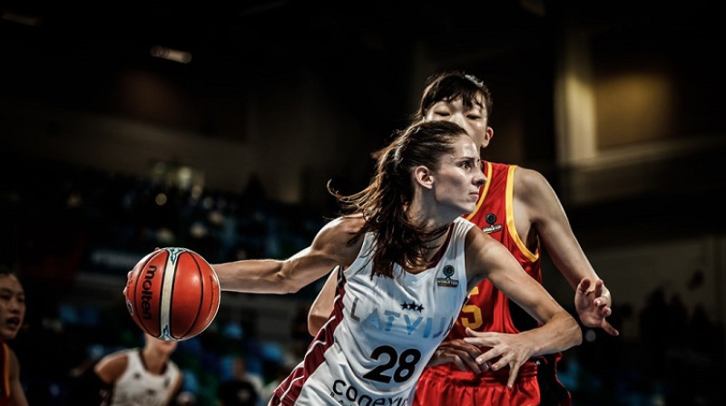 Kristīne Vītola spēlē pret Ķīnu. Foto: FIBA