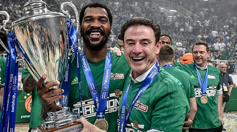 Riks Pitino ar Grieķijas līgas čempionu kausu. Foro: Panathinaikos