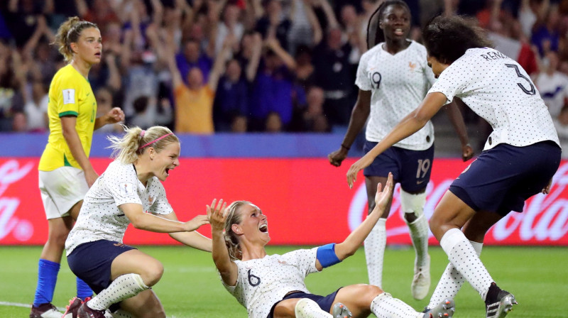 Francijas sieviešu izlases futbolistes svin uzvaras vārtus astotdaļfināla cīņā. Foto: Reuters.Scanpix