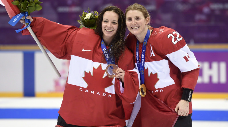 Keilija Vikenheizere ar vārtsardzi Šenonu Šabadosu 2014. gadā priecājas par olimpiskā zelta izcīnīšanu. Foto: The Canadian Press/Press Association Images/Scanpix