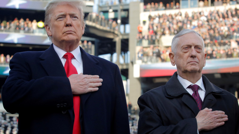 Donalds Tramps (no kreisās) apmeklējot ikgadējo "Army"-"Navy" futbola maču 2018. gadā. 
Foto:Reuters/Scanpix