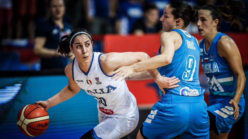 Itālijas izlases basketboliste Frančeska Doto ar bumbu cīņā ar Slovēniju. Foto: FIBA