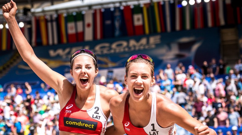 Anastasija Kravčenoka un Tīna Graudiņa. Foto: Nicol Marschall / FIVB Beach Volleyball World Championships 2019