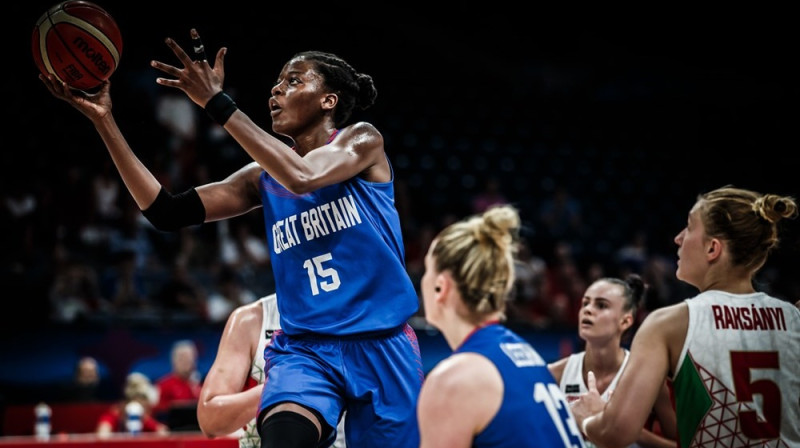 Lielbritānijas izlases basketboliste Temija Fagbenle uzbrūk Ungārijas grozam. Foto: FIBA