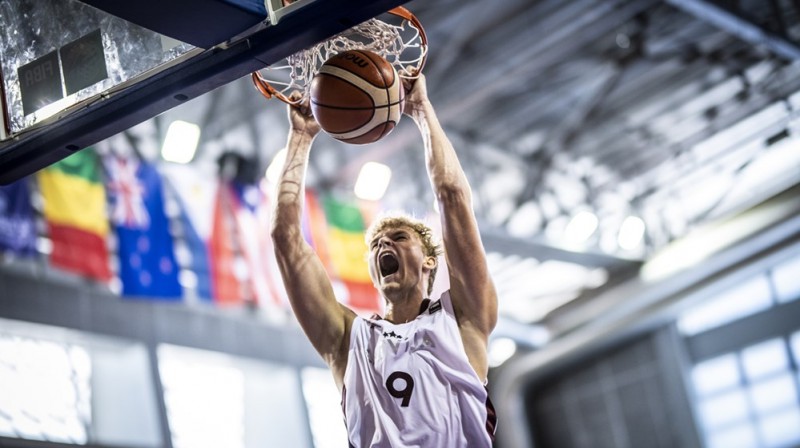 Armands Berķis triec bumbu grozā. Foto: FIBA