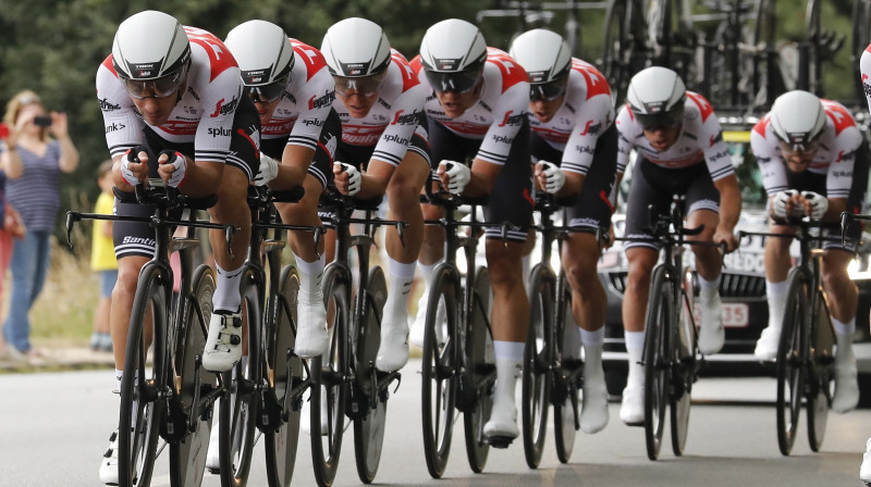 "Trek-Segafredo" riteņbraucēji "Tour de France" komandu braucienā. Foto: EPA/Scanpix