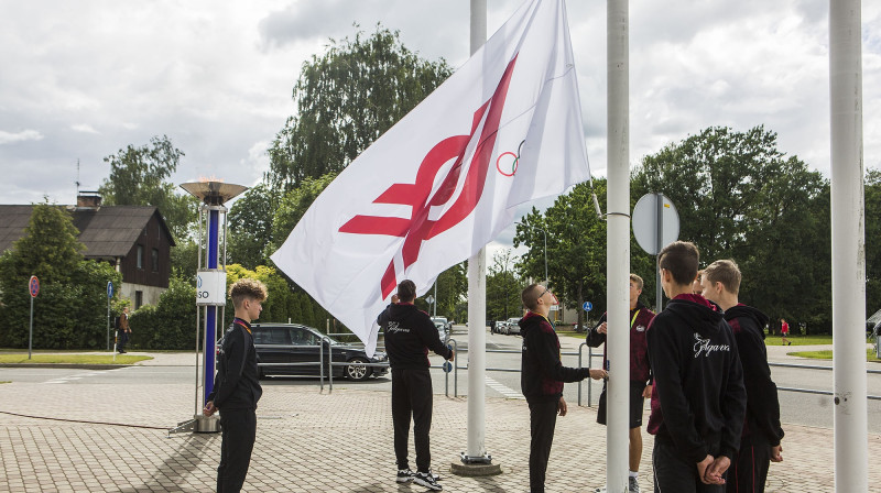 Karoga pacelšana Latvijas Jaunatnes olimpiādē. Foto: Ivars Veliņš