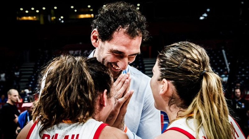 Laja Palau, Marta Šargaja un FEB prezidents Horhe Garbahosa 6. jūlijā Belgradā. Foto: FIBA