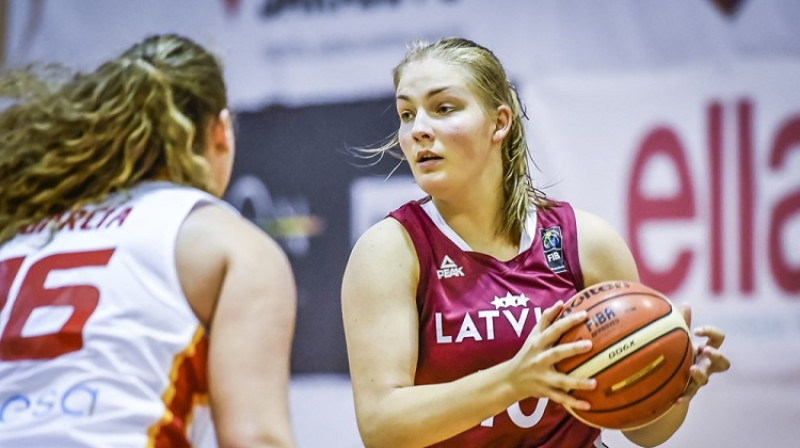 Laura Meldere spēlē pret Spāniju. Foto: FIBA