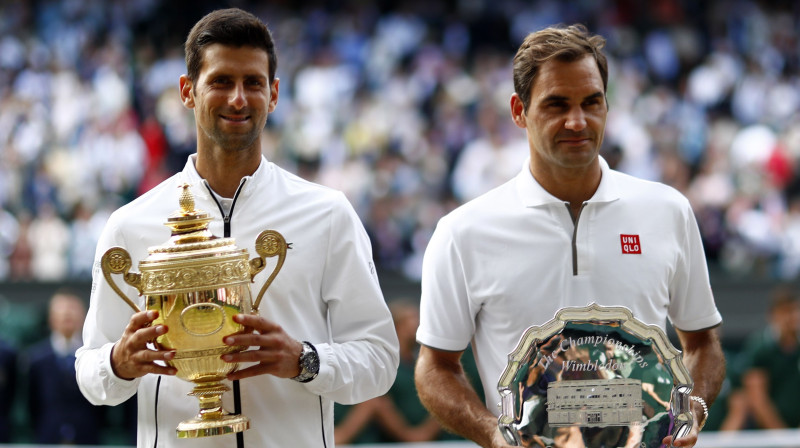 Novaks Džokovičs un Rodžers Federers pagājušā gada Vimbldonas finālā. Foto: EPA/Scanpix